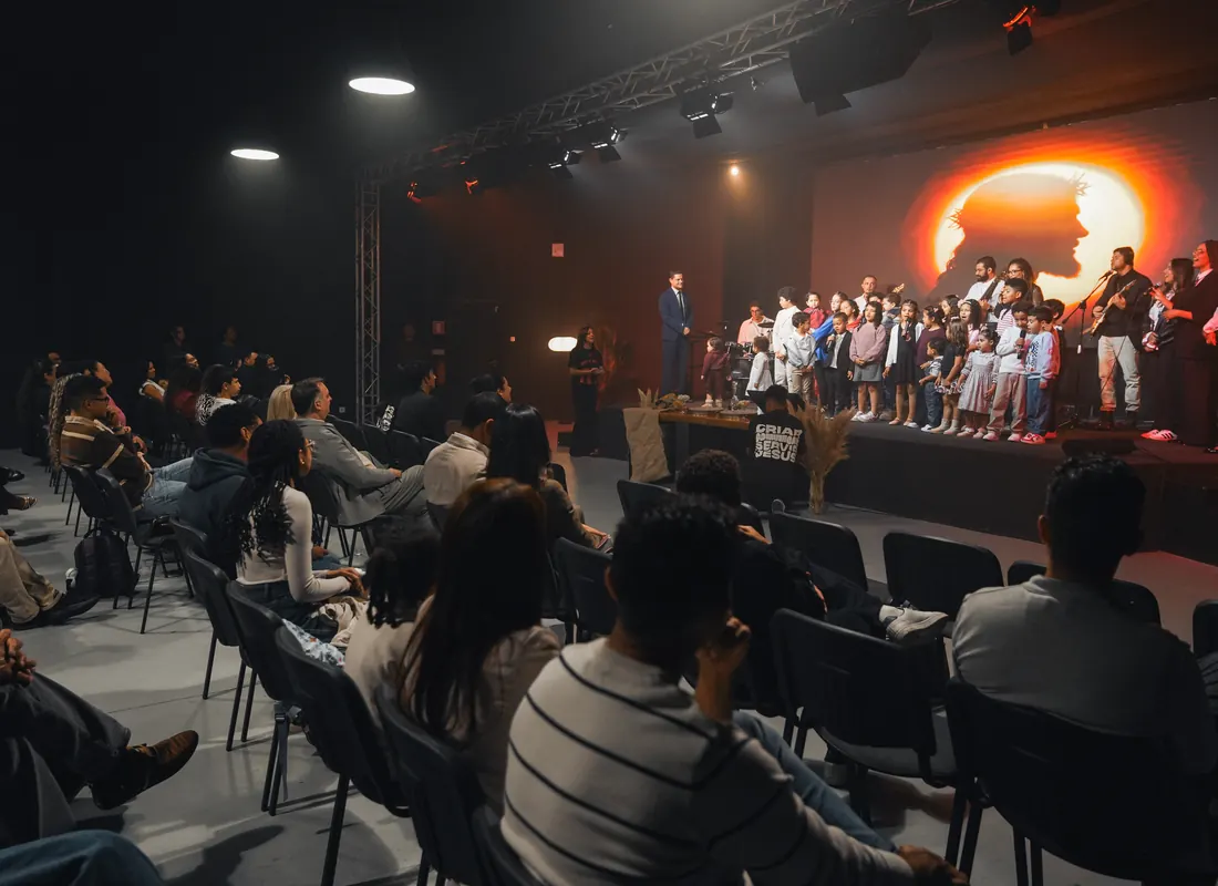 Congregação sentada durante o culto de domingo