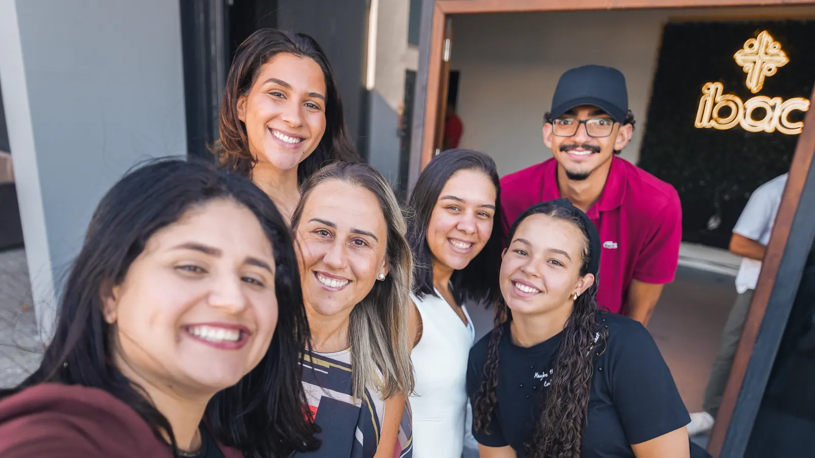 Grupo de membros da igreja à entrada do templo